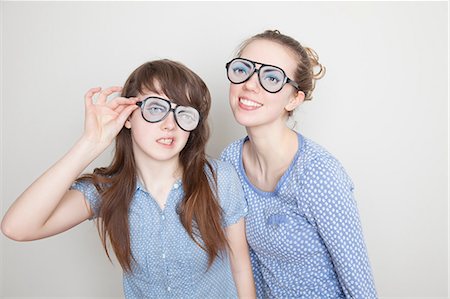 simsearch:614-06974366,k - Two girls wearing fake glasses Foto de stock - Royalty Free Premium, Número: 614-06974358