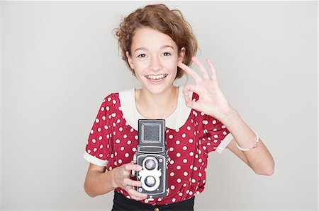 Girl holding old camera Foto de stock - Sin royalties Premium, Código: 614-06974366