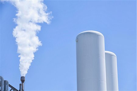 Smoke from refinery chimney, Port of Los Angeles, California, USA Photographie de stock - Premium Libres de Droits, Code: 614-06974407