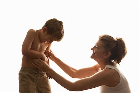 Mother tickling son Photographie de stock - Premium Libres de Droits, Code: 614-06974419