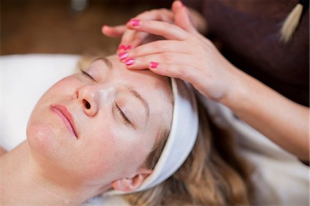 soin du visage - Young woman having facial treatment Photographie de stock - Premium Libres de Droits, Code: 614-06974511