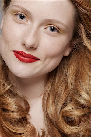 simsearch:614-06974548,k - Studio shot of young woman with curly red hair wearing make up Photographie de stock - Premium Libres de Droits, Code: 614-06974535