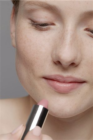 Close up of part of young woman's face, applying lipstick Stockbilder - Premium RF Lizenzfrei, Bildnummer: 614-06974554