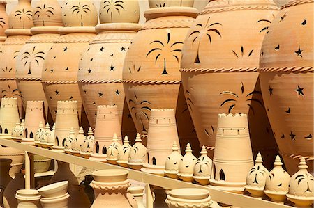 Terracotta pots in Nizwa Castle. Nizwa, Oman Foto de stock - Sin royalties Premium, Código: 614-06974579