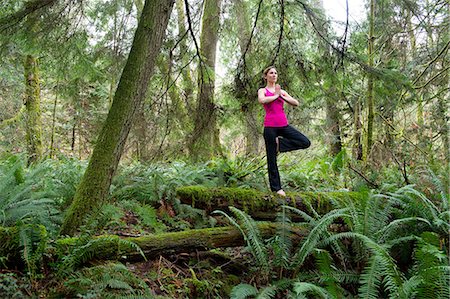 farnkraut - Mature woman performing tree pose in forest Stockbilder - Premium RF Lizenzfrei, Bildnummer: 614-06974596