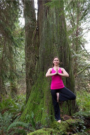 ecologico - Mature woman performing tree pose in forest Fotografie stock - Premium Royalty-Free, Codice: 614-06974597