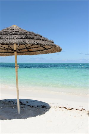 Parasol on beach, Grace Bay, Providenciales, Turks and Caicos, Caribbean Stockbilder - Premium RF Lizenzfrei, Bildnummer: 614-06974643