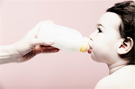 Portrait of baby girl drinking milk from bottle Photographie de stock - Premium Libres de Droits, Code: 614-06974698