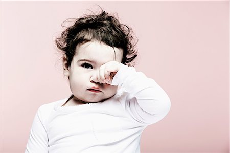 Portrait of baby girl rubbing eyes Foto de stock - Sin royalties Premium, Código: 614-06974692
