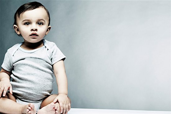 Portrait of baby boy wearing grey baby vest Photographie de stock - Premium Libres de Droits, Le code de l’image : 614-06974715