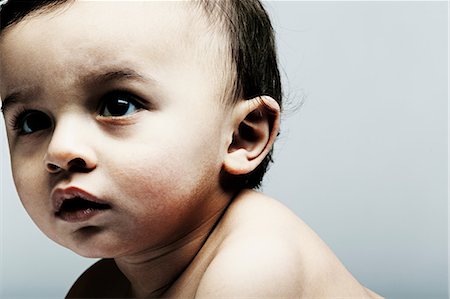 simsearch:614-06442350,k - Portrait of baby boy looking away Stockbilder - Premium RF Lizenzfrei, Bildnummer: 614-06974710