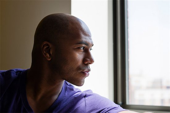 Close up portrait of mid adult male looking out of window Foto de stock - Sin royalties Premium, Código de la imagen: 614-06974760