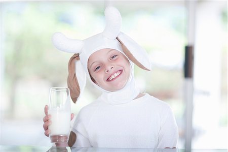 Girl with glass of milk Photographie de stock - Premium Libres de Droits, Code: 614-06973538