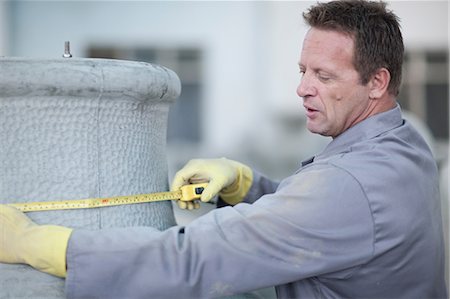 quality in bussines - Factory worker measuring a large vase Photographie de stock - Premium Libres de Droits, Code: 614-06973620