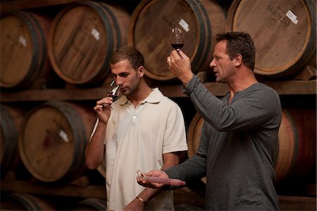 seller (male) - Sampling wine in barrels Photographie de stock - Premium Libres de Droits, Code: 614-06973685