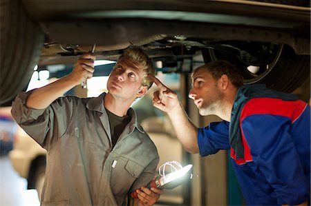 reifen (fahrzeugteil) - Car mechanics discussing and analyzing car repair Stockbilder - Premium RF Lizenzfrei, Bildnummer: 614-06973682