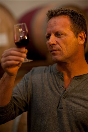 Man checking the color of red wine Photographie de stock - Premium Libres de Droits, Code: 614-06973690