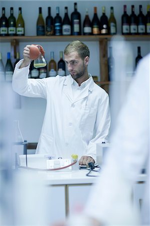 Oenologist checking laboratory tests Foto de stock - Sin royalties Premium, Código: 614-06973715