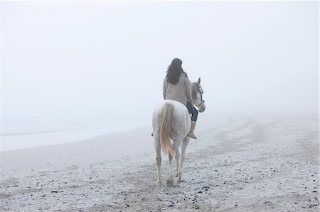 Woman riding horse on beach Photographie de stock - Premium Libres de Droits, Code: 614-06973723