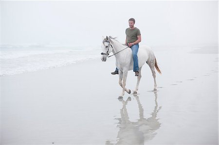 equitación - Man riding horse on beach Foto de stock - Sin royalties Premium, Código: 614-06973734