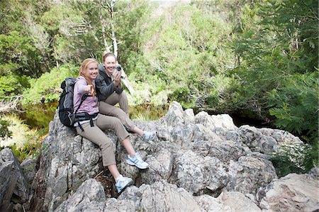 Girl hikers taking photographs from rock Photographie de stock - Premium Libres de Droits, Code: 614-06973799