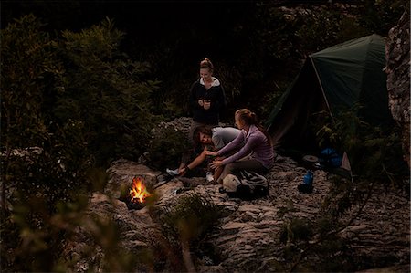 feu de bivouac - Group of young people in front of campfire Photographie de stock - Premium Libres de Droits, Code: 614-06973815