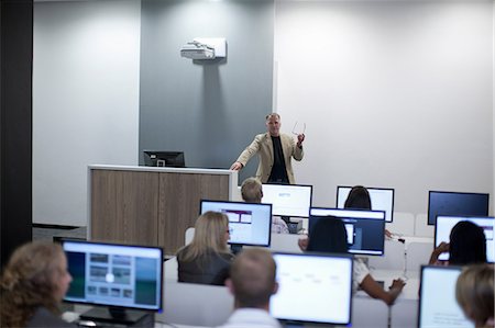 Students using computers in lecture Foto de stock - Sin royalties Premium, Código: 614-06973858