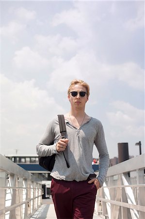 Young man walking over footbridge, Brooklyn, New York City, USA Photographie de stock - Premium Libres de Droits, Code: 614-07031095