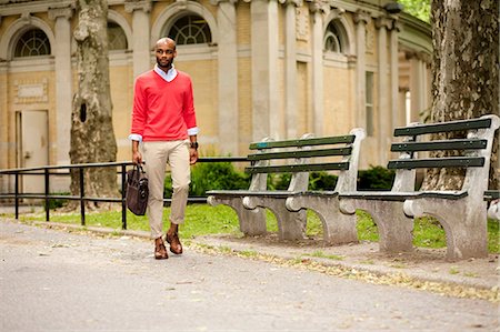 porte - Young man carrying briefcase through park Foto de stock - Sin royalties Premium, Código: 614-07031109