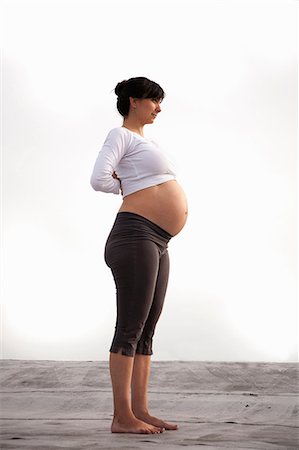 simsearch:649-08238461,k - Pregnant woman in yoga mountain pose Foto de stock - Sin royalties Premium, Código: 614-07031102