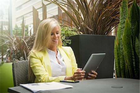 Young businesswoman looking at digital tablet at table Foto de stock - Sin royalties Premium, Código: 614-07031151