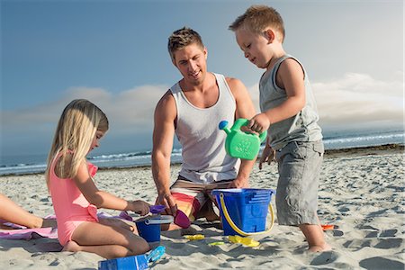 Young man playing with son and daughter on beach Stockbilder - Premium RF Lizenzfrei, Bildnummer: 614-07031177