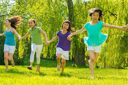 simsearch:614-07031233,k - Girls running in park holding hands Photographie de stock - Premium Libres de Droits, Code: 614-07031206