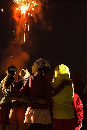 Group of people watching firework display Foto de stock - Sin royalties Premium, Código: 614-07031244