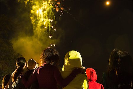 fuegos artificiales - Group of people watching firework display Foto de stock - Sin royalties Premium, Código: 614-07031245