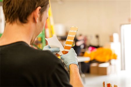 stampare - Worker looking at swatch in screen print workshop Fotografie stock - Premium Royalty-Free, Codice: 614-07031288