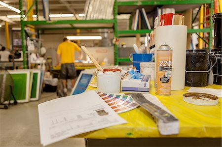 swatch - Ink and swatches on bench in screen printing workshop Photographie de stock - Premium Libres de Droits, Code: 614-07031298