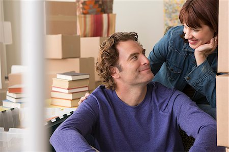 déménager - Couple surrounded by cardboard boxes Photographie de stock - Premium Libres de Droits, Code: 614-07031328