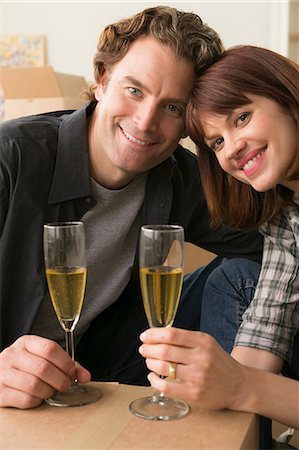 pappkarton - Couple having champagne break whilst moving Stockbilder - Premium RF Lizenzfrei, Bildnummer: 614-07031346