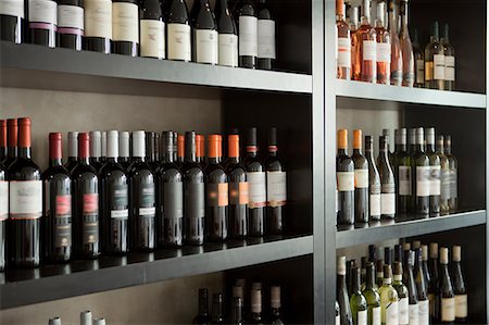 Wine bottles on shelves Photographie de stock - Premium Libres de Droits, Code: 614-07031488