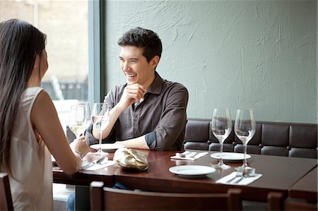 Young couple laughing in restaurant Photographie de stock - Premium Libres de Droits, Code: 614-07031517