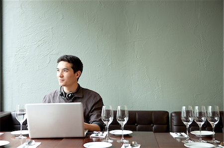 food processing - Young man using laptop in restaurant Photographie de stock - Premium Libres de Droits, Code: 614-07031529