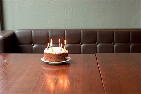 Birthday cake on table in restaurant Foto de stock - Royalty Free Premium, Número: 614-07031568