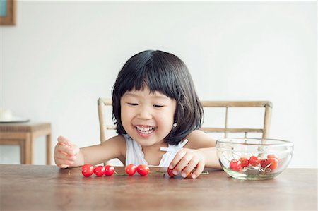 frais (récent) - Girl with bowl of cherries Photographie de stock - Premium Libres de Droits, Code: 614-07031569