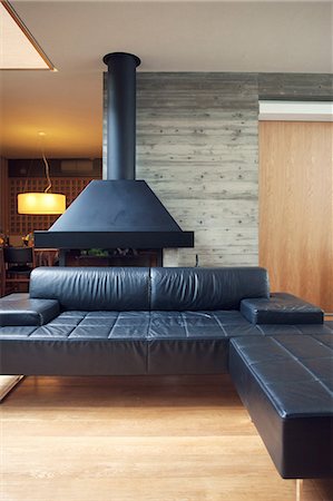 Black leather sofa in living room Foto de stock - Sin royalties Premium, Código: 614-07031581
