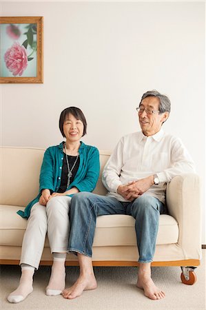 Senior couple sitting on sofa, portrait Foto de stock - Sin royalties Premium, Código: 614-07031605