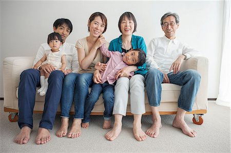 simsearch:859-08481647,k - Three generation family sitting on sofa, portrait Foto de stock - Sin royalties Premium, Código: 614-07031606