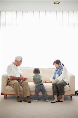 Boy with his mother and grandfather on sofa Foto de stock - Sin royalties Premium, Código: 614-07031619