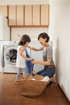 family with washing machine - Mother and daughter folding towel Photographie de stock - Premium Libres de Droits, Code: 614-07031660