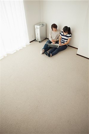 Mother and teenage daughter sitting on floor using laptop Photographie de stock - Premium Libres de Droits, Code: 614-07031685